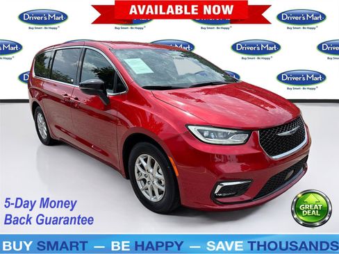 Used 2025 Chrysler Pacifica Select FWD image 1