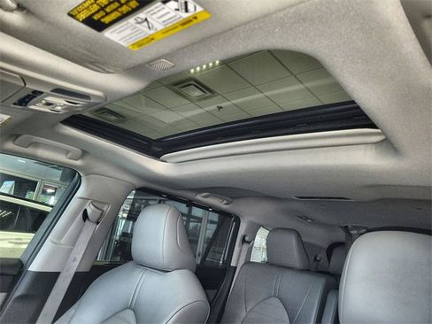 Used 2021 Toyota Highlander XLE image 22