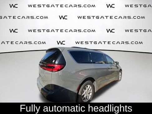 Used 2022 Chrysler Pacifica Touring-L FWD image 7