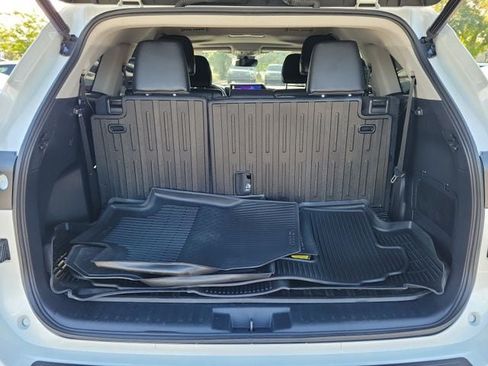 Used 2023 Toyota Highlander XLE FWD image 8