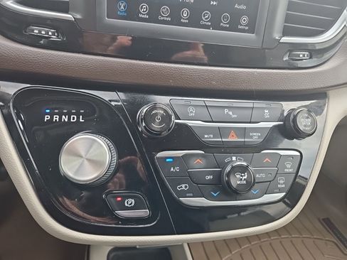Used 2018 Chrysler Pacifica Touring-L FWD image 20