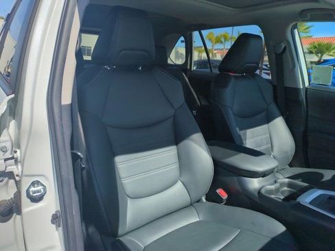 Used 2021 Toyota RAV4 XLE Premium image 31