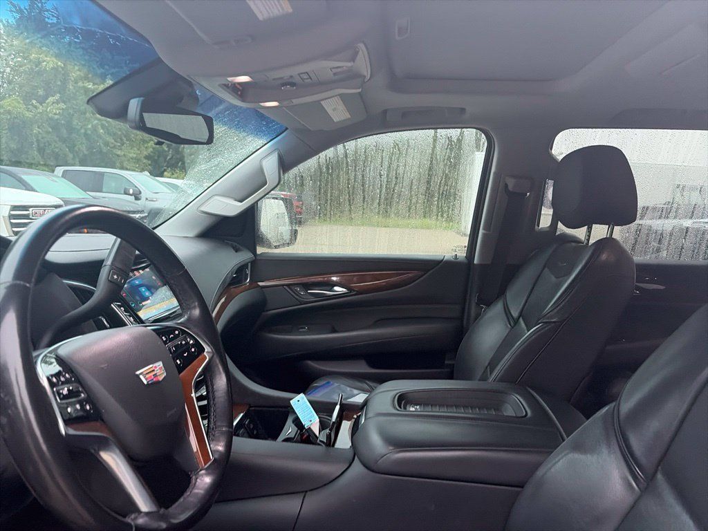 Used 2019 Cadillac Escalade Luxury AWD/4WD image 16