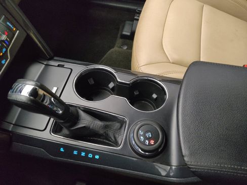 Used 2017 Ford Explorer XLT w/ Equipment Group 202A AWD/4WD image 26