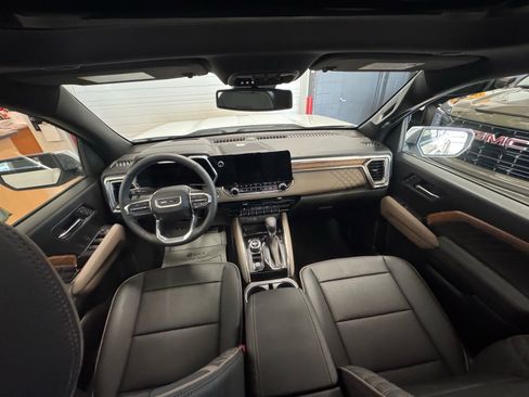 Used 2025 GMC Canyon Denali image 12