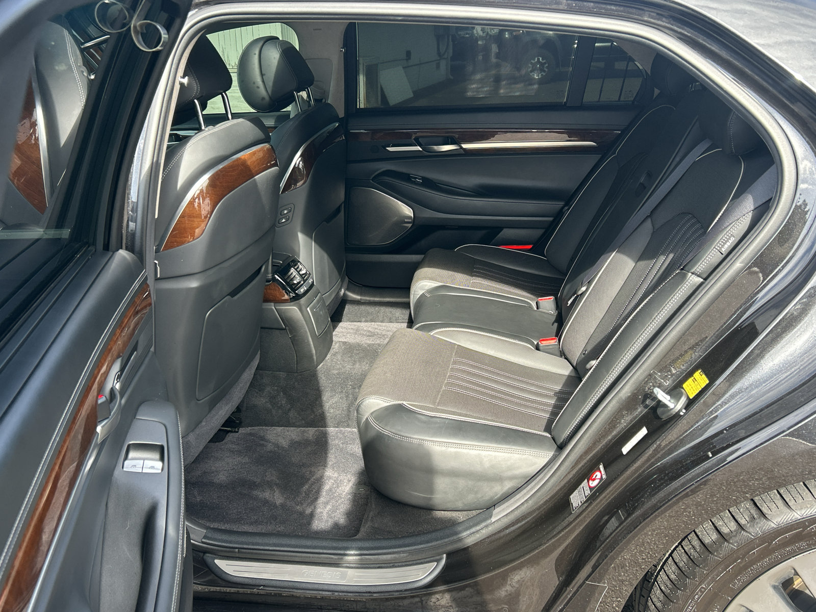 Used 2019 Genesis G90 3.3T Premium RWD image 33
