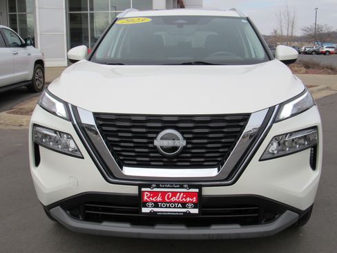 Used 2023 Nissan Rogue SV w/ SV Premium B Package image 3