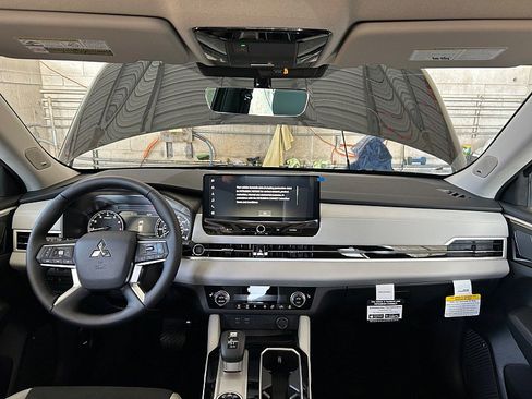 New 2026 Mitsubishi Outlander SE image 23