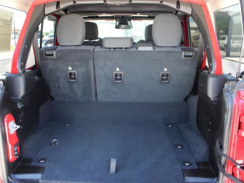 Used 2025 Jeep Wrangler Unlimited Sahara AWD/4WD image 8