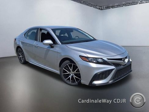 Used 2024 Toyota Camry SE FWD image 1