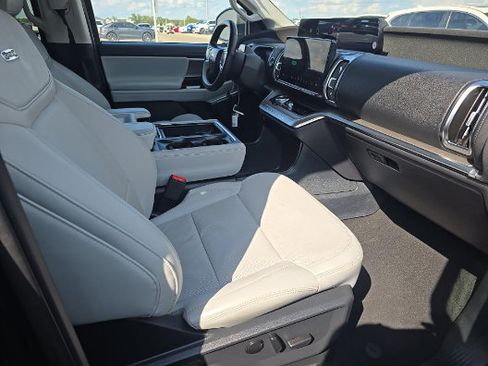 Used 2025 Ford Expedition Platinum AWD/4WD image 2