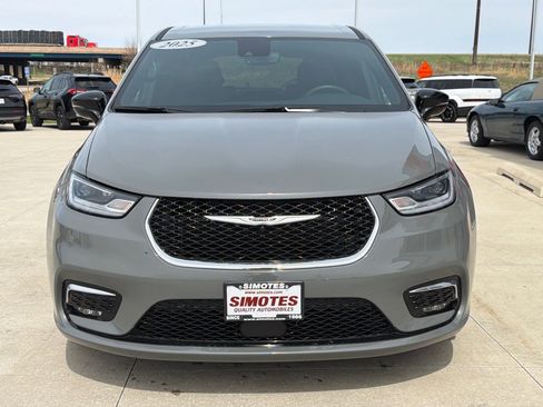 Used 2025 Chrysler Pacifica Select image 3