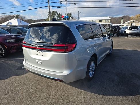 New 2026 Chrysler Pacifica Select image 7