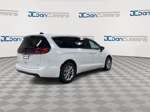 New 2027 Chrysler Pacifica Select AWD/4WD image 8