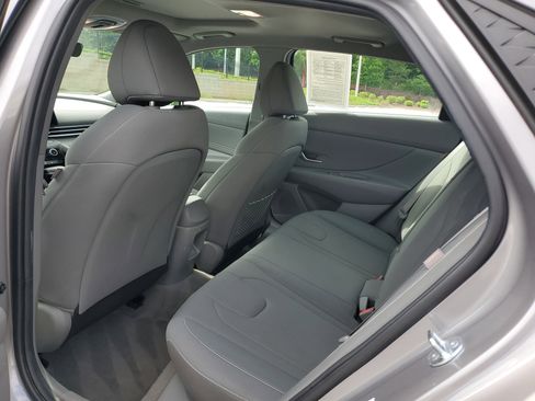 Used 2025 Hyundai Elantra SEL FWD image 9