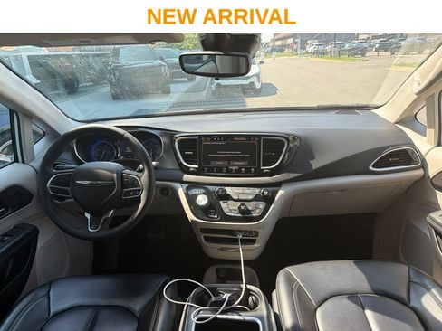 Used 2023 Chrysler Pacifica Touring-L FWD image 8