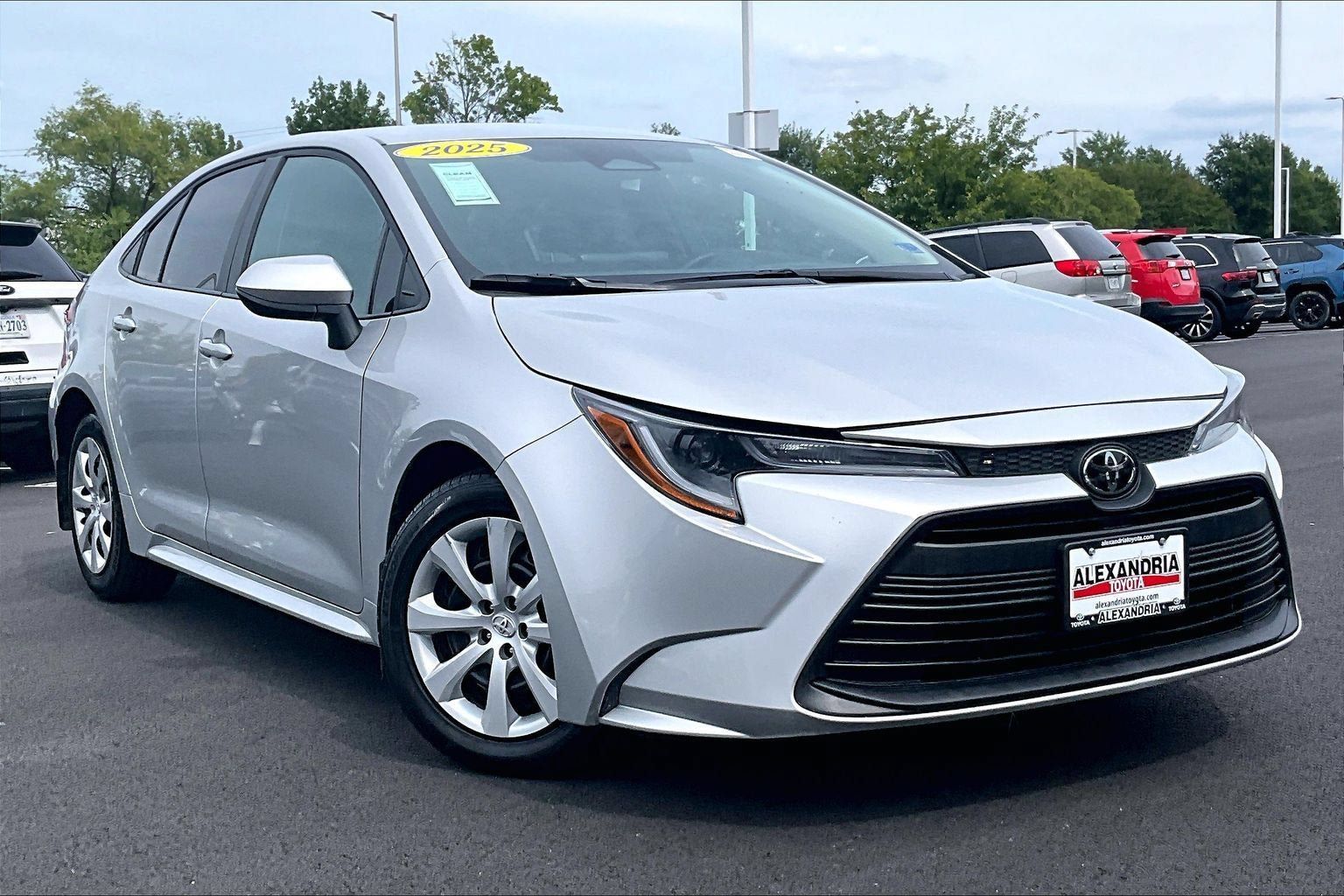 Used 2025 Toyota Corolla LE FWD image 2