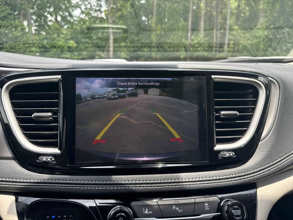 Used 2023 Chrysler Pacifica Touring-L FWD image 22