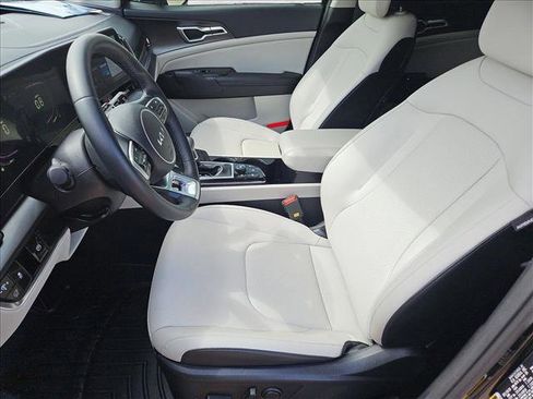 Used 2025 Kia Sportage EX w/ Premium Package image 17