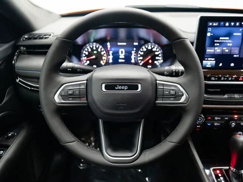 Used 2026 Jeep Compass Latitude AWD/4WD image 14