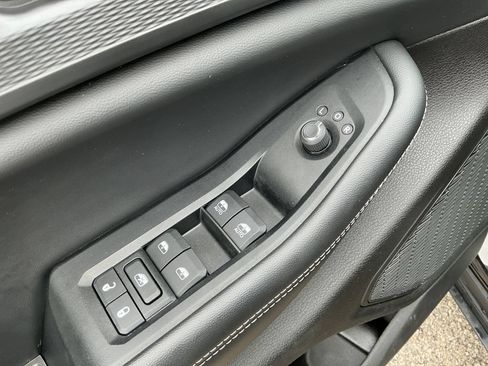 Used 2023 Jeep Grand Cherokee Laredo AWD/4WD image 11