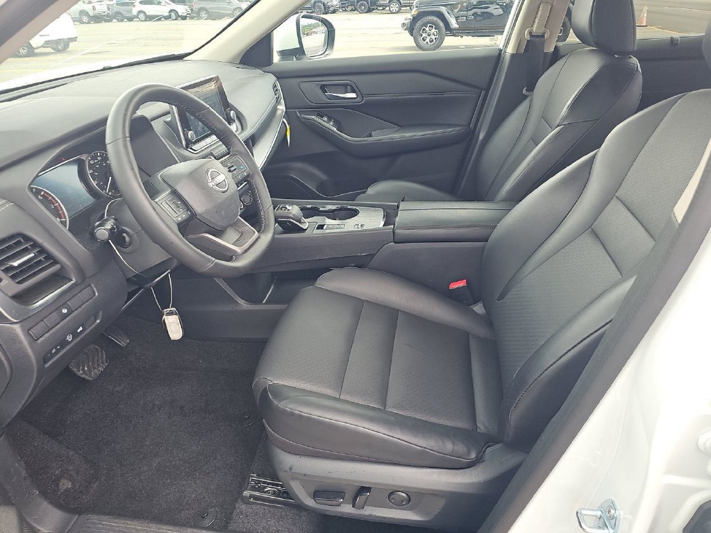 Certified 2025 Nissan Rogue SV w/ SV Premium Package FWD image 7