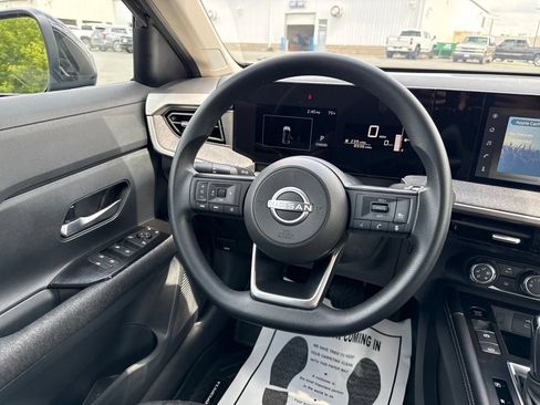Used 2025 Nissan Kicks SV AWD/4WD image 14