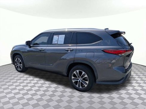 Used 2022 Toyota Highlander XLE FWD image 5
