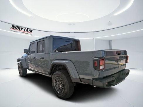 New 2025 Jeep Gladiator Sport image 5
