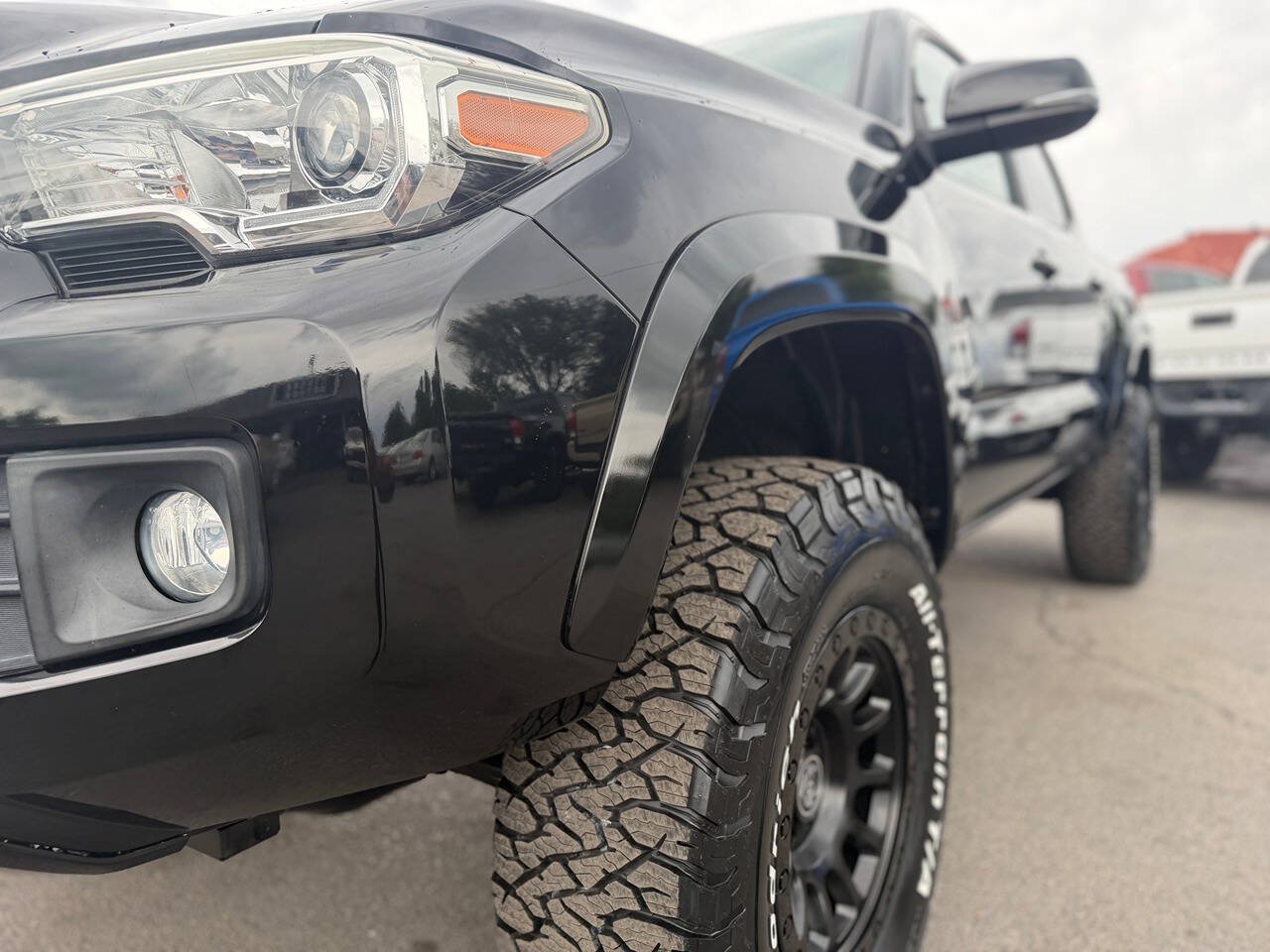 Used 2017 Toyota Tacoma TRD Sport w/ Premium & Technology Package AWD/4WD image 32
