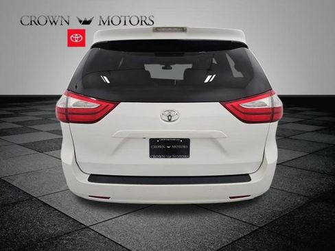 Used 2019 Toyota Sienna XLE w/ XLE Navigation Package image 5