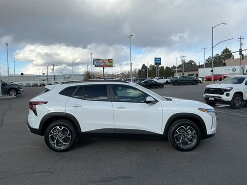 New 2026 Chevrolet Trax LT image 2