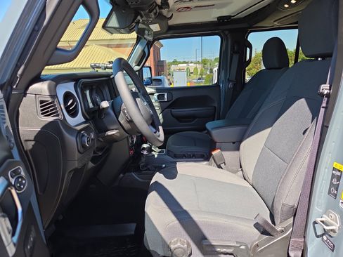 Used 2025 Jeep Gladiator Sport AWD/4WD image 10