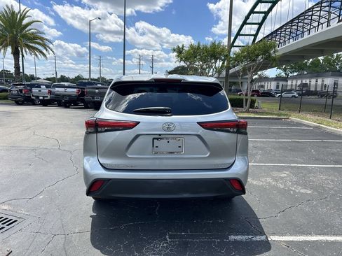 Used 2021 Toyota Highlander LE AWD/4WD image 17