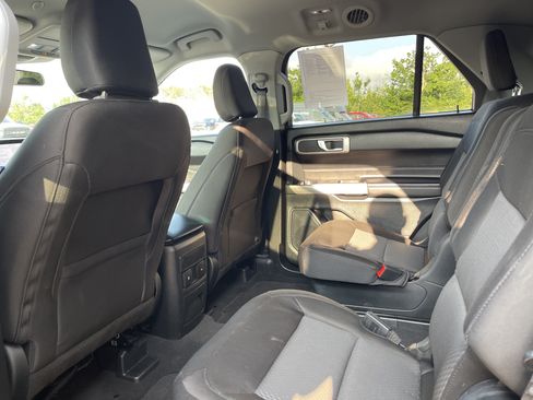 Used 2023 Ford Explorer XLT AWD/4WD image 11