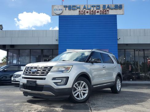 Used 2017 Ford Explorer XLT w/ Equipment Group 202A image 2