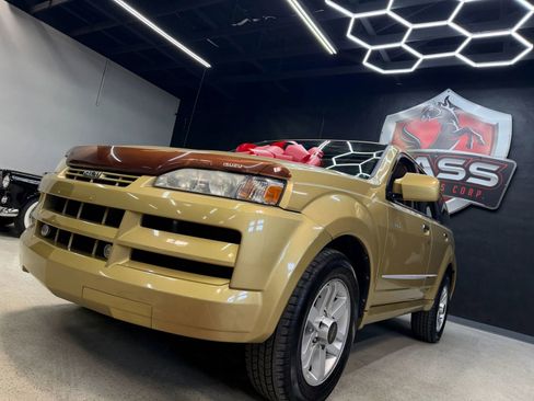 Used 2002 Isuzu Axiom XS RWD image 3