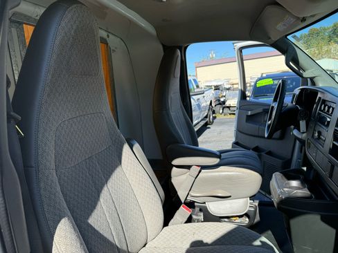 Used 2016 GMC Savana 3500 image 17