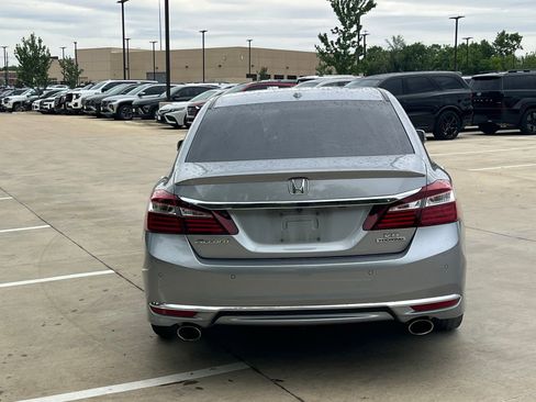 Used 2017 Honda Accord Touring image 11