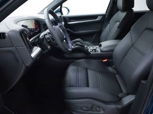 Certified 2025 Porsche Cayenne AWD/4WD image 23