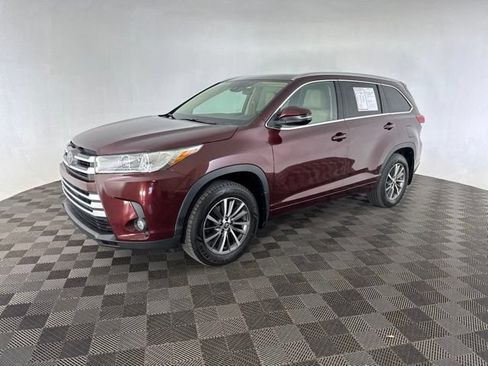 Used 2018 Toyota Highlander XLE AWD/4WD image 3
