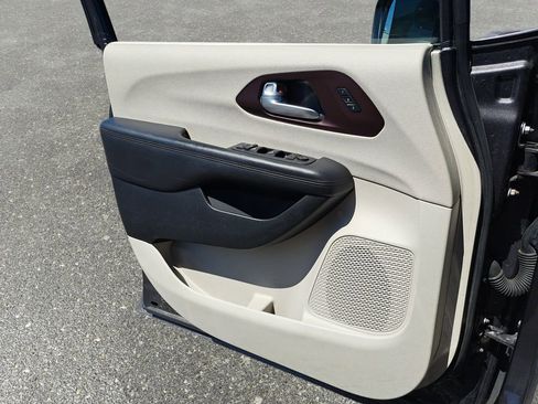 Used 2018 Chrysler Pacifica Limited FWD image 28