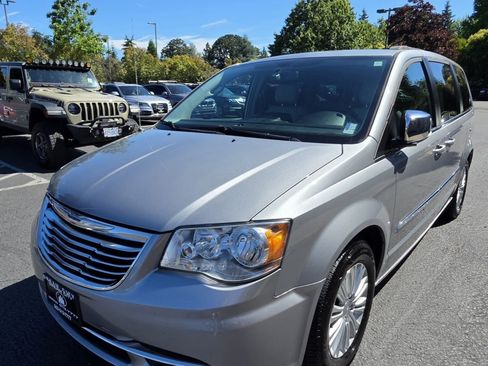 Used 2015 Chrysler Town & Country Touring-L FWD image 5