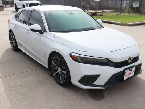 Used 2022 Honda Civic Touring image 2