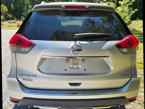 Used 2017 Nissan Rogue SV FWD image 14