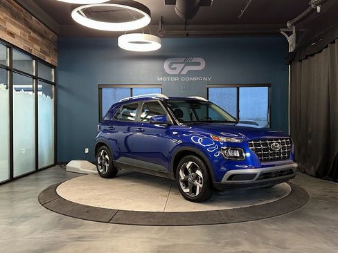Used 2023 Hyundai Venue SEL image 1