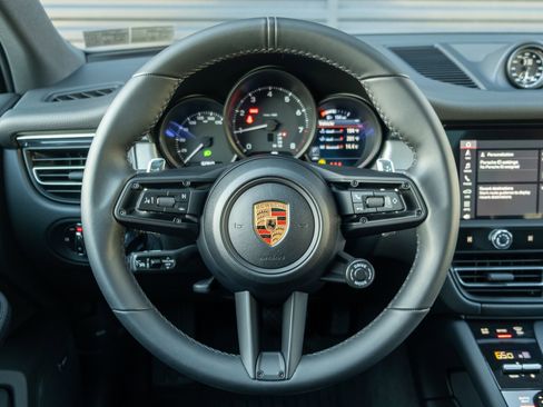 Certified 2026 Porsche Macan AWD/4WD image 6