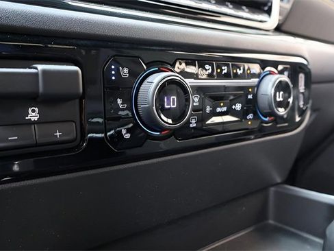 Used 2024 Chevrolet Silverado 1500 ZR2 image 34