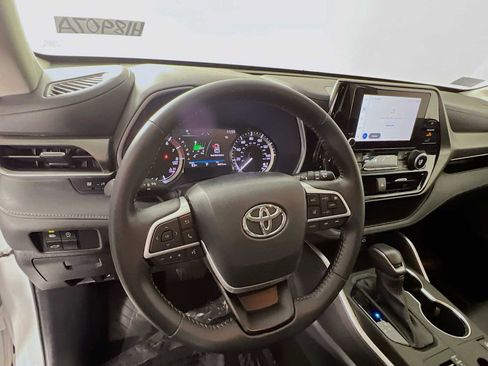 Used 2023 Toyota Highlander XLE image 11