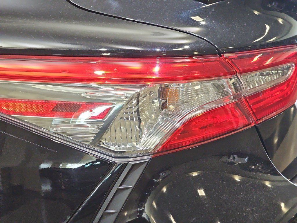 Used 2018 Toyota Camry SE w/ Convenience Package FWD image 34